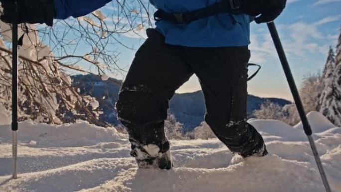 女士无法辨认的徒步旅行者在Kamnik-Savinja阿尔卑斯山的新鲜积雪中涉水