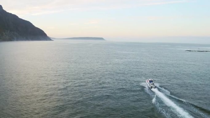 一艘船在海上行驶的4k无人机镜头
