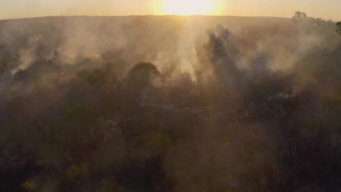 气候紧急情况。日落时分，草火燃烧的鸟瞰图非常靠近南部非洲的一个住宅区。火灾是由干旱和气候变化引起的