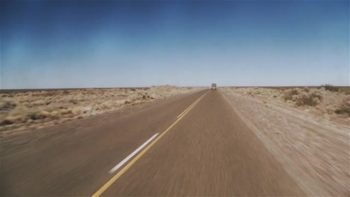 从汽车上看是一条沙漠路。