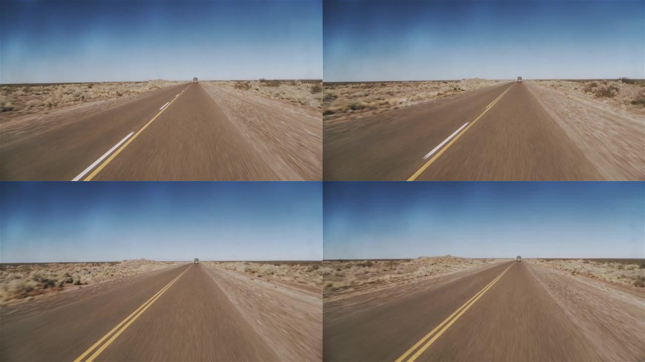从汽车上看是一条沙漠路。