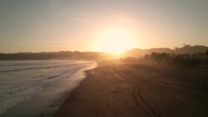 空中: 热带海滩Playa Venao和美丽的日落光线下的破浪