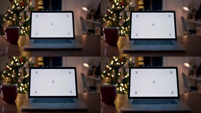 圣诞夜带色度屏幕和一杯热茶的DS笔记本电脑