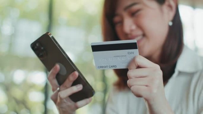 使用信用卡在智能手机上购物的女性