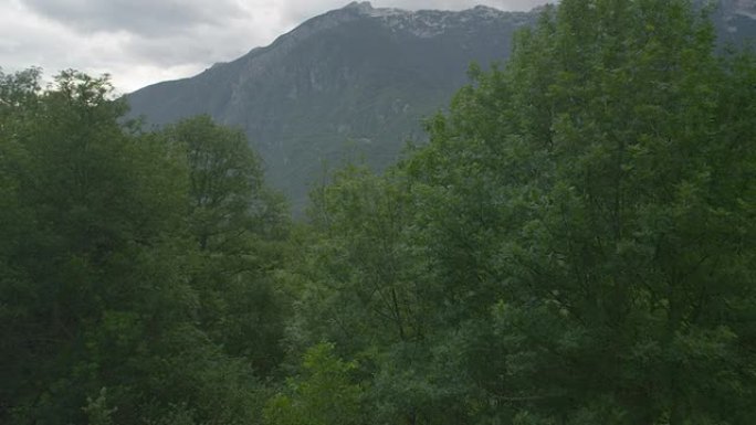 空中: 山脉之间的绿色山谷