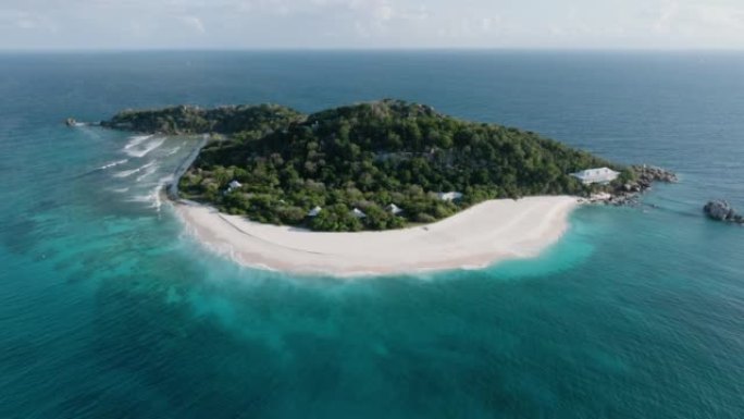 塞舌尔库锡岛上豪华度假胜地的特写空中平移视图，带有太阳能农场，别墅和私人海滩