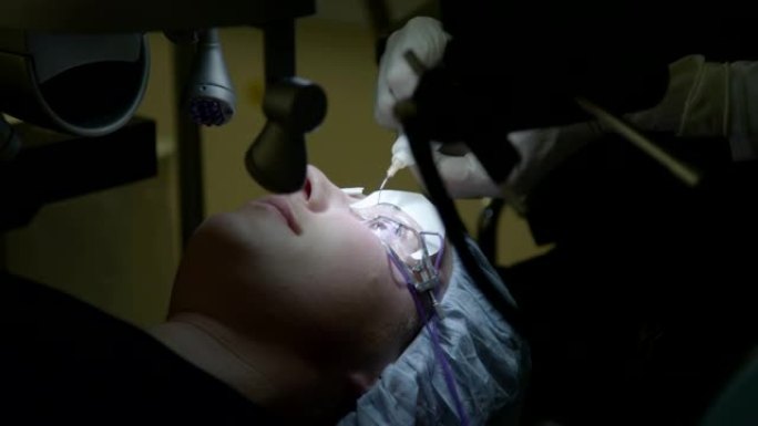 激光眼科手术第4步: 外科医生冲洗眼睛