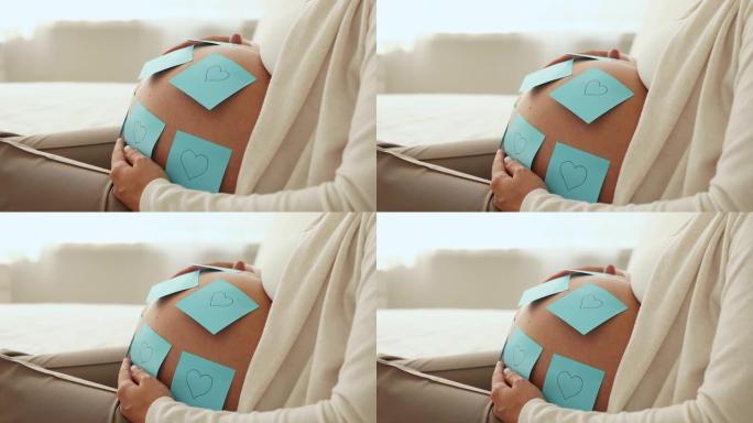 蓝色音符卡在怀孕9个月大的腹部上