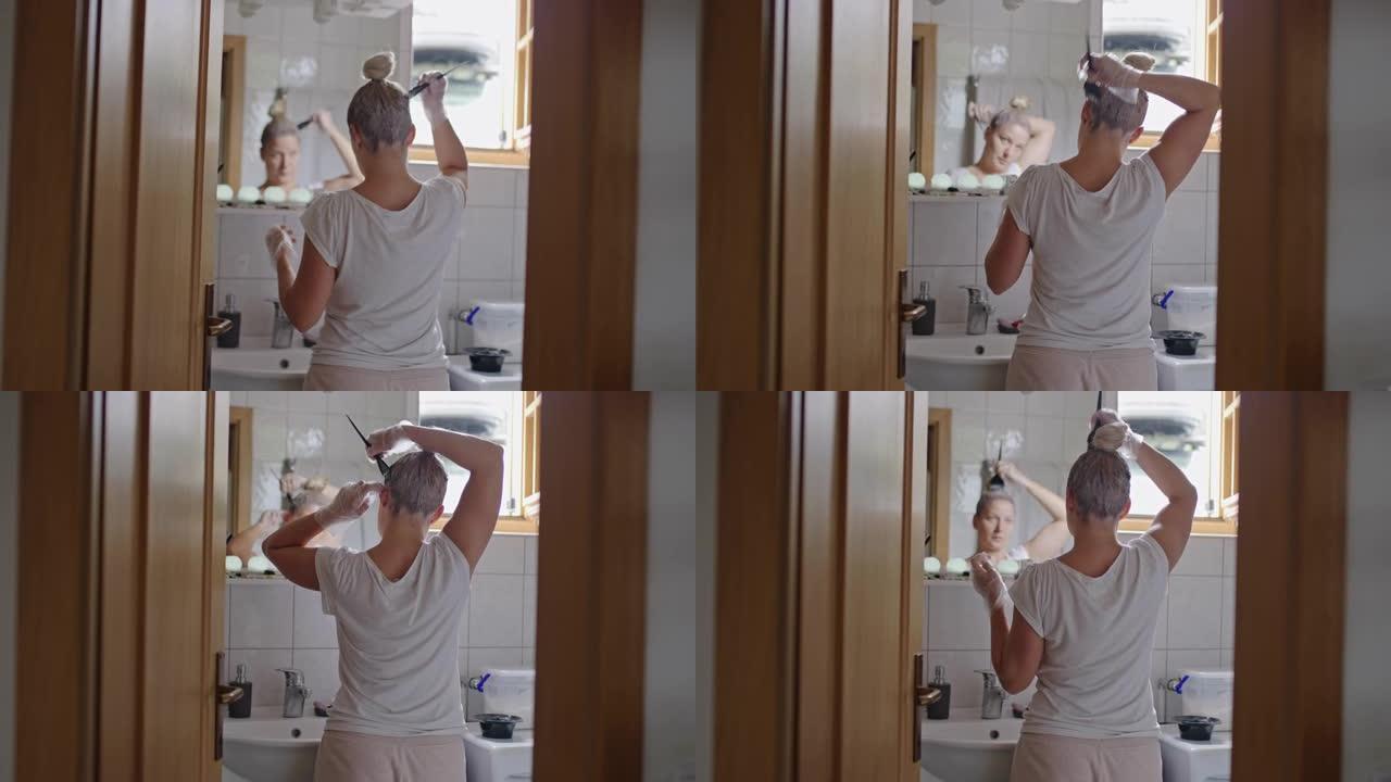 女人在浴室的镜子前染头发