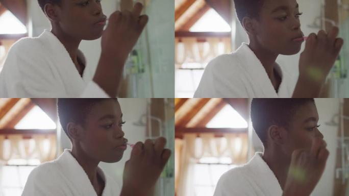 非裔美国美女在浴室刷牙