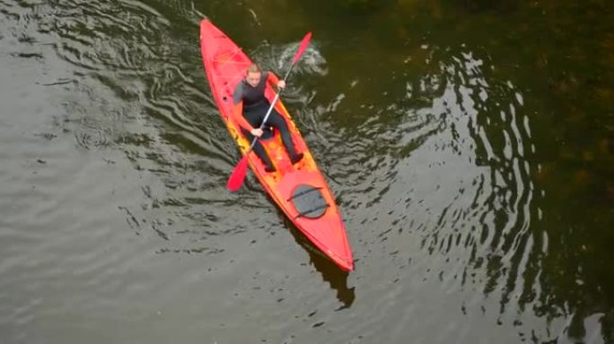 单人旅行者划船划桨视频素材