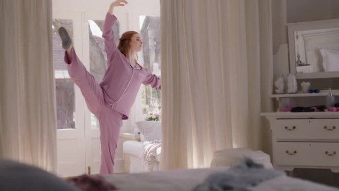 美丽的年轻女子在卧室里练习芭蕾舞周末早上穿着睡衣排练舞蹈