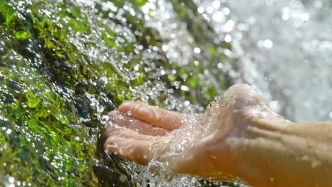 时间扭曲效应人触摸河水