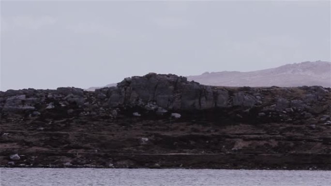 南大西洋福克兰群岛 (马尔维纳斯岛) 东福克兰群岛的一个岩石海岸。