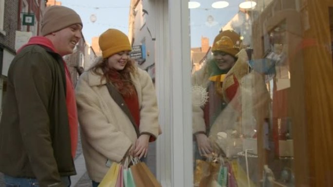 圣诞礼物购物外国人情侣逛街视频素材