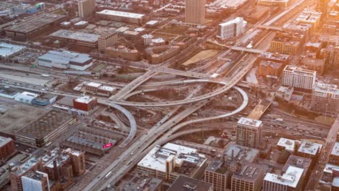 带高速公路交通道路的芝加哥天际线的延时鸟瞰图