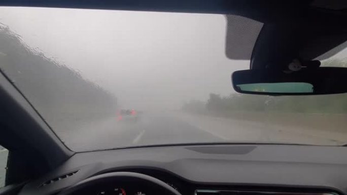 POV: 在夏季暴雨期间，小心地沿着空旷的高速公路行驶。