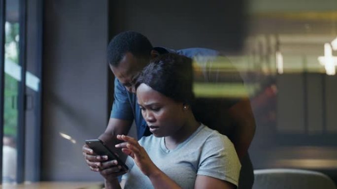 认真的黑人夫妇在手机上看