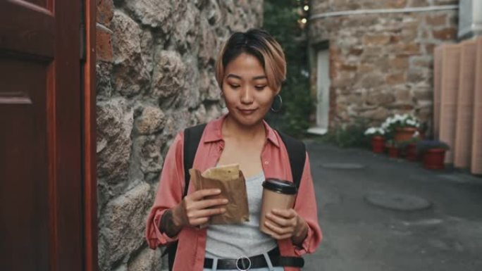 户外街头美食的年轻亚洲女子肖像