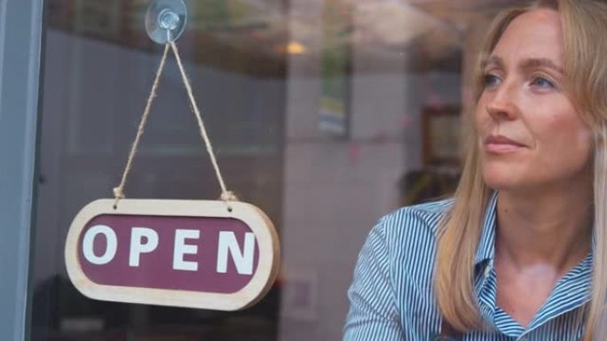 商店或咖啡馆内的女老板或工作人员从关闭到打开的圆形标志