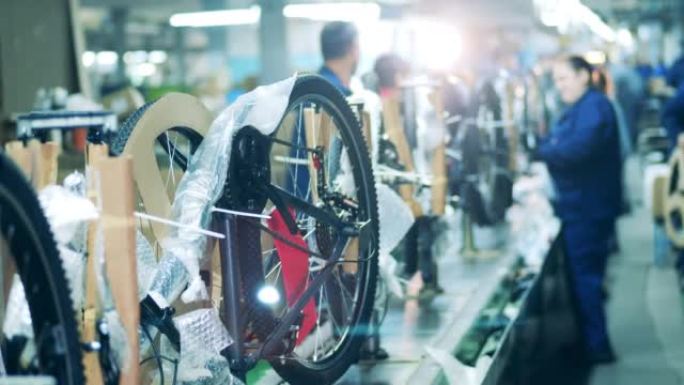 工厂工人在自行车厂包装自行车