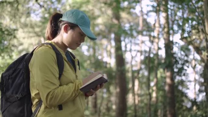 女旅行者徒步前往森林学习自然