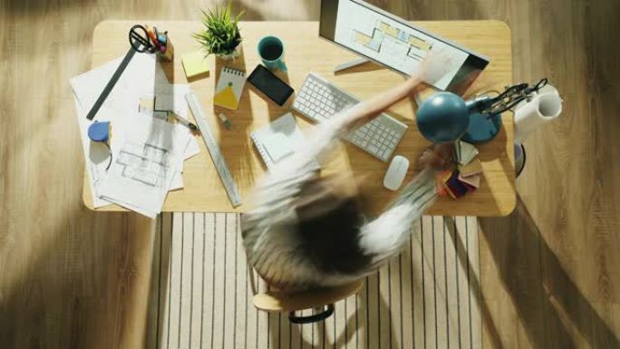 年轻的女建筑师在办公桌前看蓝图并使用计算机的时间流逝