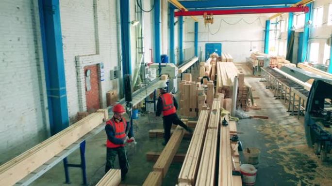 技术人员正在木工厂工作