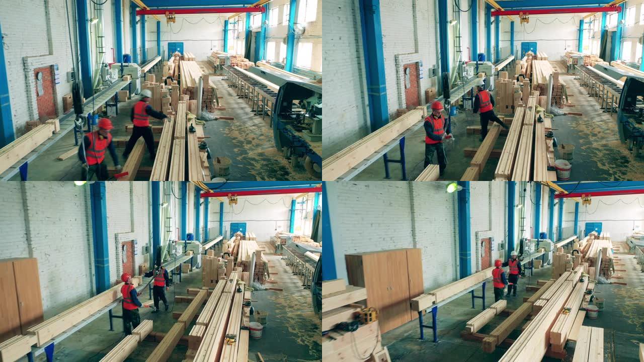 技术人员正在木工厂工作