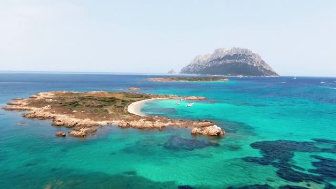 意大利撒丁岛的蓝水和一个小岛的鸟瞰图。伊索拉·塔沃拉拉岛。