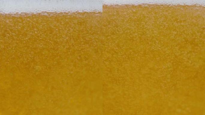 垂直，宏观: 将清爽的酥脆的金色淡啤酒倒入一个大水罐中。