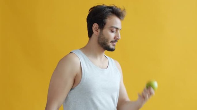 中东运动员用哑铃锻炼和吃苹果的肖像