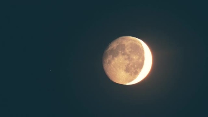 晴朗夜空中的阴影月亮