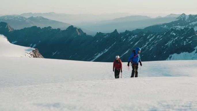 在山上徒步旅行雪山