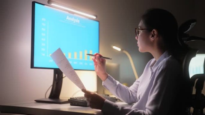 亚洲女商人在计算机上分析数据
