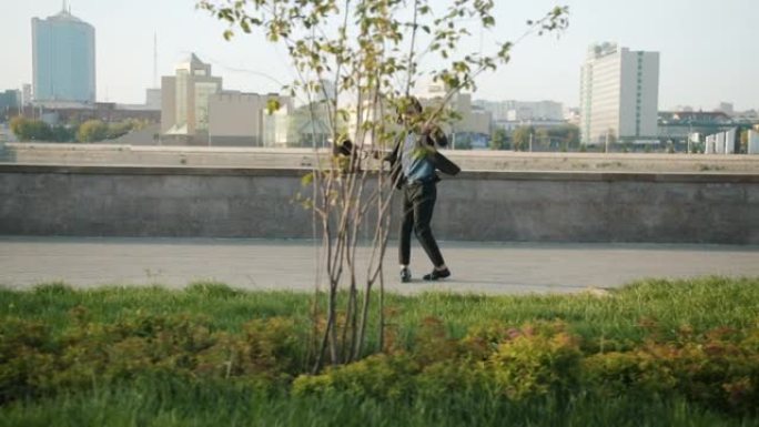 快乐的年轻人在美丽的城市散步跳跃和跳舞庆祝成功