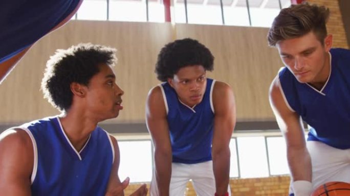杂乱无章的男子篮球队讨论比赛策略