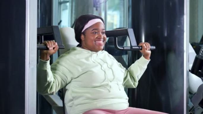 非裔美国妇女在健身房使用肩部按压