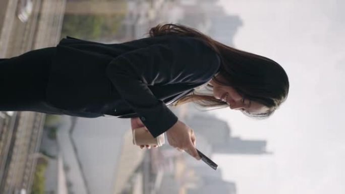 亚洲女企业家在城市视角下使用智能手机，垂直