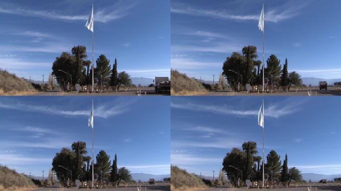 阿根廷圣胡安省一条乡村道路上的阿根廷国旗。放大。