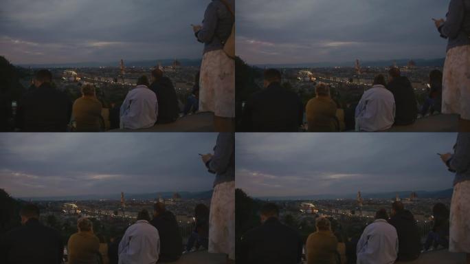 在佛罗伦萨米开朗基罗广场欣赏风景的SLO MO人