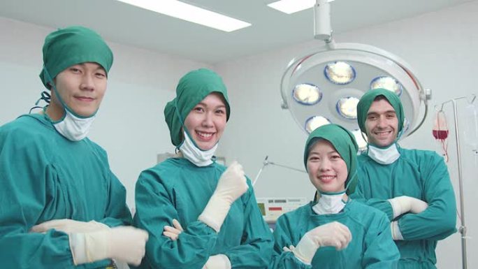 一群男女医护人员摘下口罩，用友好的面孔对着镜头微笑。以一组的身份站在手术室里，传达着住院的理念。