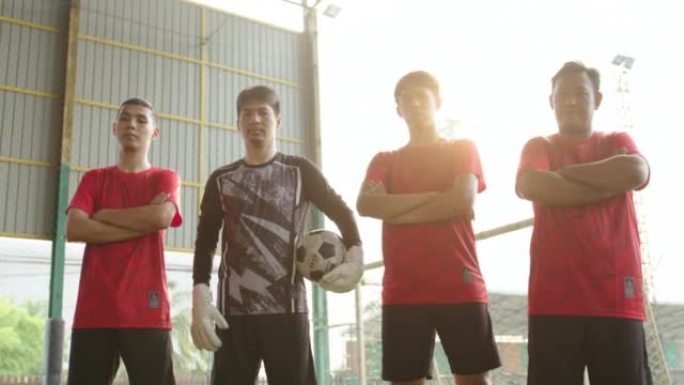 一群年轻的亚洲足球队排成一排。