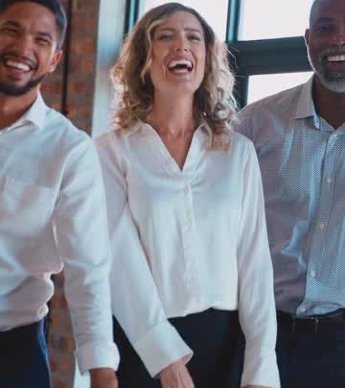 微笑的多元文化商业团队在现代办公室中站在一起的肖像