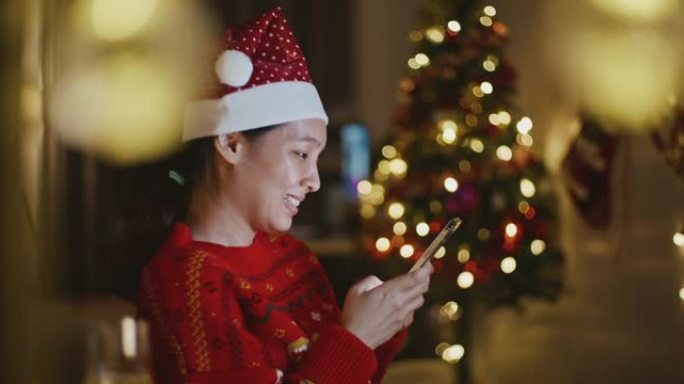 亚洲女性在圣诞节使用智能手机