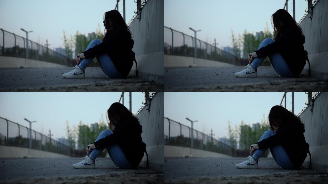 孤独的女孩坐在地上