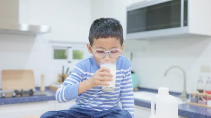 男孩在厨房里喝牛奶