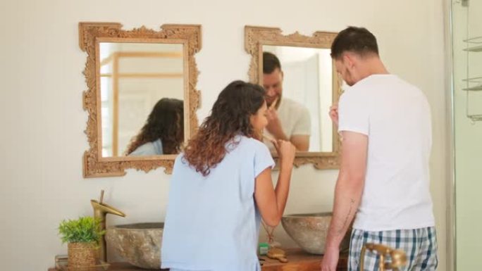 夫妇，浴室和早上在镜子里刷牙，在假期中进行有趣的聊天，幸福或爱情。酒店、公寓或度假用牙刷清洁的男人、
