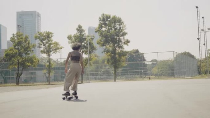 一个在公园里练习滑板的女孩。