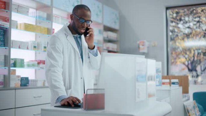 药房药房柜台: 乐于助人的黑人男性药剂师的肖像与客户在手机上交谈，给药推荐，使用计算机，检查处方药的